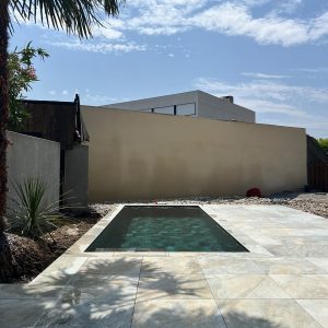 image d'une terrasse en céramique en tour de piscine