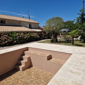 image d'une terrasse en travertin en tour de piscine