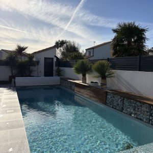 Image d'une piscine avec lame d'eau